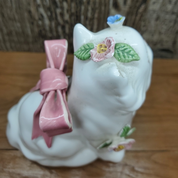 Artistic Gifts Inc Ceramic White Cat with Flowers & Bow Made In Taiwan Vintage - Picture 7 of 9